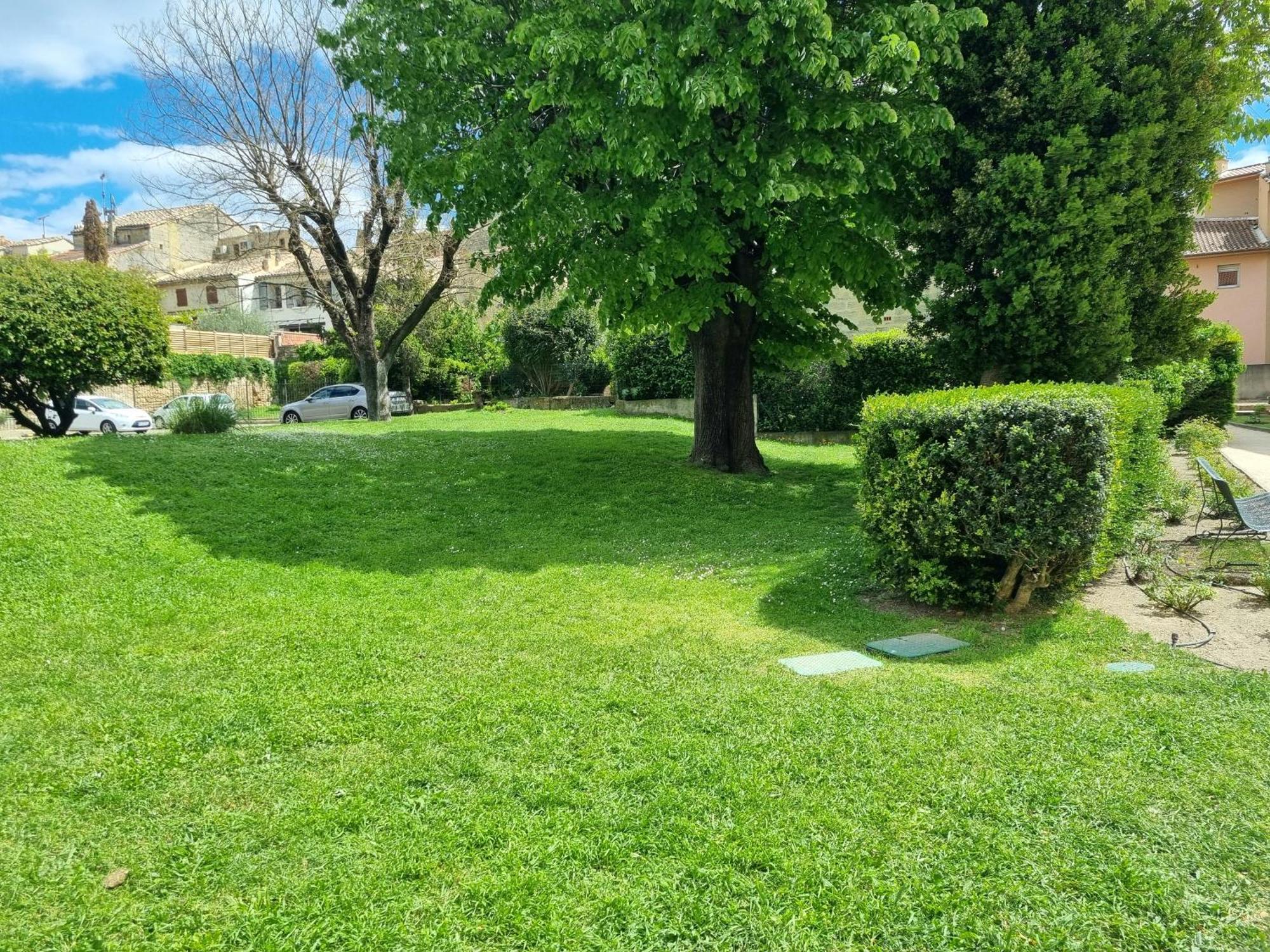 Spacieux T2, Emplacement Ideal Et Parking Prive Uzès Exterior foto